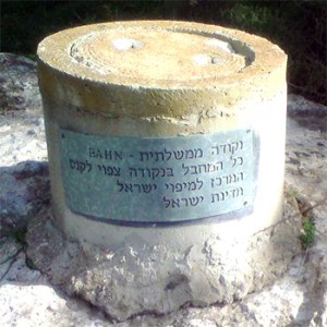 אבן ציון של רשות המיפוי בקיבוץ בחן